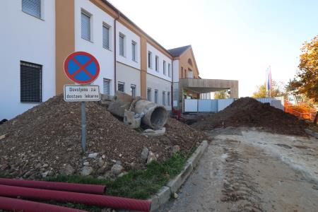 LEKARNA CERKNICA ZAČETEK GRADNJE PRIZIDKA 01 FOTO LJUBO VUKELIČ