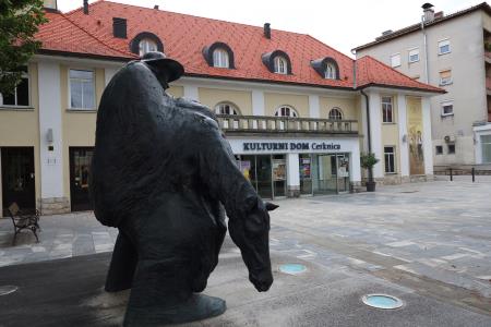 NAPIS KULTURNI DOM CERKNICA 05 FOTO LJUBO VUKELIČ