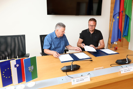 Nogometno igrišče Koleno umetna trava podpis pogodbe 02 Foto Ljubo Vukelič