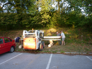 POSTAVLJANJE MIZE IN KLOPI NAD BALINIŠČEM V CERKNICI