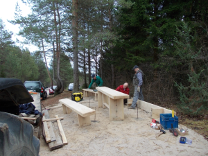  POSTAVLJANJE MIZE IN KLOPI PRI KAPELICI OB STARI CESTI CERKNICA - RAKEK - December 2011