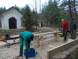  POSTAVLJANJE MIZE IN KLOPI PRI KAPELICI OB STARI CESTI CERKNICA - RAKEK - December 2011