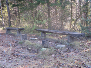  POSTAVLJANJE MIZE IN KLOPI PRI KAPELICI OB STARI CESTI CERKNICA - RAKEK - December 2011