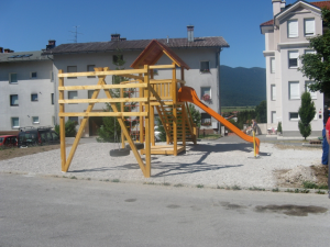 POSTAVITEV NOVIH OTROŠKIH IGRAL V CERKNICI - PEŠČENK