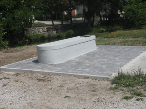 Ureditev korita ter okolice v Dolenji vasi - Vir: Občina Cerknica Datum: 05.08.2013