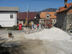 IZDELAVA OPORNEGA ZIDU IN AVTOBUSNEGA POSTAJALIŠČA V VASI LIPSENJ