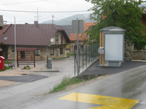 IZDELAVA OPORNEGA ZIDU IN AVTOBUSNEGA POSTAJALIŠČA V VASI LIPSENJ