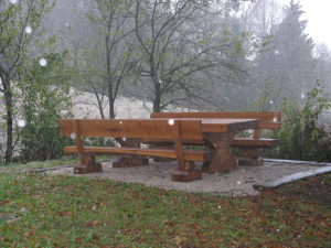 UREDITEV PLATOJA - POSTAVITEV MIZ IN KLOPI - PRI CERKVI V NASELJU BEZULJAK